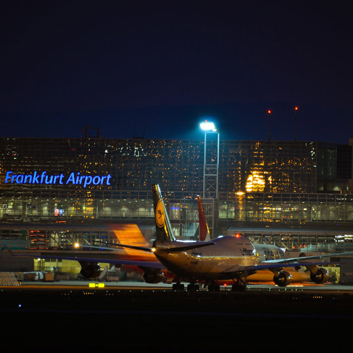 Frankfurt Airport bei Nacht - Rollfeld mit Lufthansa-Maschine