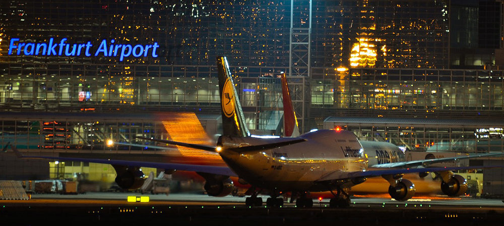 Frankfurt Airport bei Nacht - Rollfeld mit Lufthansa-Maschine
