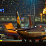 Frankfurt Airport bei Nacht - Rollfeld mit Lufthansa-Maschine