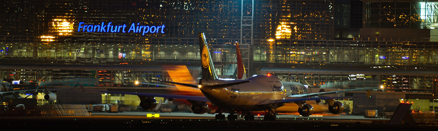 Frankfurt Airport bei Nacht - Rollfeld mit Lufthansa-Maschine